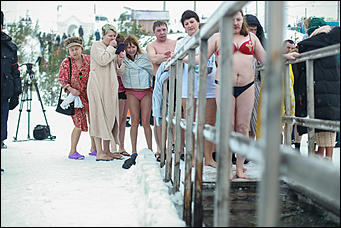 19 января 2020 г., Барнаул. Екатерина Смолихина   Боятся, но купаются. Как в Барнауле прошло Крещение Господне