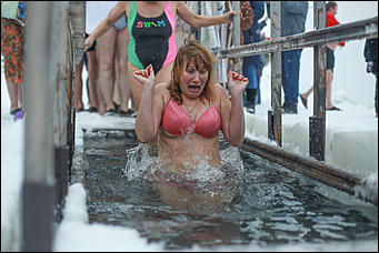 19 января 2020 г., Барнаул. Екатерина Смолихина   Боятся, но купаются. Как в Барнауле прошло Крещение Господне