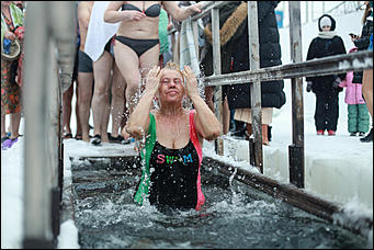 19 января 2020 г., Барнаул. Екатерина Смолихина   Боятся, но купаются. Как в Барнауле прошло Крещение Господне