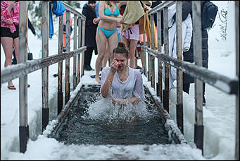 19 января 2020 г., Барнаул. Екатерина Смолихина   Боятся, но купаются. Как в Барнауле прошло Крещение Господне