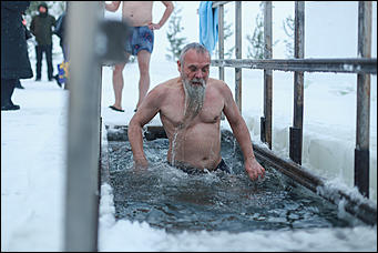 19 января 2020 г., Барнаул. Екатерина Смолихина   Боятся, но купаются. Как в Барнауле прошло Крещение Господне