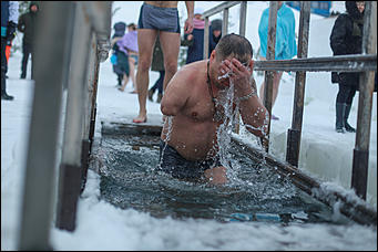 19 января 2020 г., Барнаул. Екатерина Смолихина   Боятся, но купаются. Как в Барнауле прошло Крещение Господне