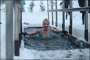 19 января 2020 г., Барнаул. Екатерина Смолихина   Боятся, но купаются. Как в Барнауле прошло Крещение Господне