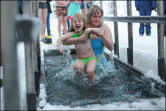 19 января 2020 г., Барнаул. Екатерина Смолихина   Боятся, но купаются. Как в Барнауле прошло Крещение Господне