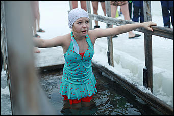 19 января 2020 г., Барнаул. Екатерина Смолихина   Боятся, но купаются. Как в Барнауле прошло Крещение Господне