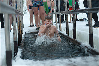 19 января 2020 г., Барнаул. Екатерина Смолихина   Боятся, но купаются. Как в Барнауле прошло Крещение Господне