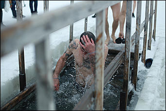 19 января 2020 г., Барнаул. Екатерина Смолихина   Боятся, но купаются. Как в Барнауле прошло Крещение Господне