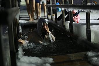 19 января 2020 г., Барнаул. Екатерина Смолихина   Боятся, но купаются. Как в Барнауле прошло Крещение Господне