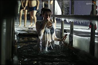 19 января 2020 г., Барнаул. Екатерина Смолихина   Боятся, но купаются. Как в Барнауле прошло Крещение Господне