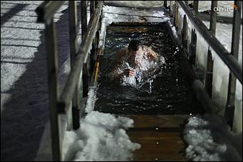 19 января 2020 г., Барнаул. Екатерина Смолихина   Боятся, но купаются. Как в Барнауле прошло Крещение Господне