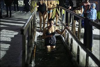 19 января 2020 г., Барнаул. Екатерина Смолихина   Боятся, но купаются. Как в Барнауле прошло Крещение Господне