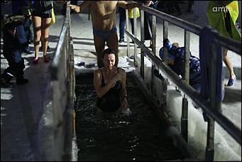 19 января 2020 г., Барнаул. Екатерина Смолихина   Боятся, но купаются. Как в Барнауле прошло Крещение Господне