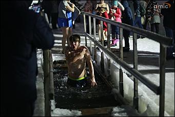 19 января 2020 г., Барнаул. Екатерина Смолихина   Боятся, но купаются. Как в Барнауле прошло Крещение Господне