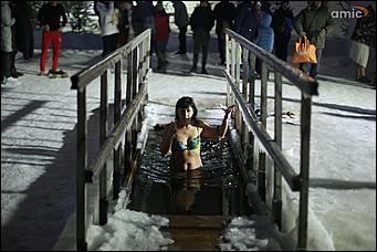 19 января 2020 г., Барнаул. Екатерина Смолихина   Боятся, но купаются. Как в Барнауле прошло Крещение Господне