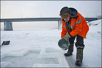 17 январь 2017 г., Барнаул © Амител Вячеслав Мельников   Как возводят купели для тех, кто будет окунаться в прорубь