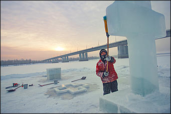 17 январь 2017 г., Барнаул © Амител Вячеслав Мельников   Как возводят купели для тех, кто будет окунаться в прорубь