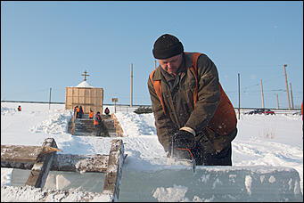 15 января 2016 г. Барнаул © Амител. Вячеслав Мельников   Как проходит строительство купели на реке Обь