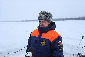 16 января 2018 г., Барнаул. Екатерина Смолихина   Спасатели проводят контрольные замеры толщины льда в преддверии Крещения 