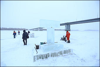 16 января 2018 г., Барнаул. Екатерина Смолихина   Спасатели проводят контрольные замеры толщины льда в преддверии Крещения 