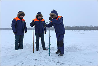 16 января 2018 г., Барнаул. Екатерина Смолихина   Спасатели проводят контрольные замеры толщины льда в преддверии Крещения 