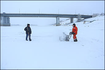 16 января 2018 г., Барнаул. Екатерина Смолихина   Спасатели проводят контрольные замеры толщины льда в преддверии Крещения 