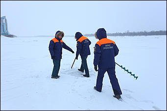 16 января 2018 г., Барнаул. Екатерина Смолихина   Спасатели проводят контрольные замеры толщины льда в преддверии Крещения 