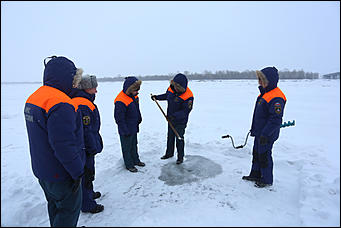 16 января 2018 г., Барнаул. Екатерина Смолихина   Спасатели проводят контрольные замеры толщины льда в преддверии Крещения 
