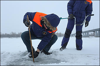 16 января 2018 г., Барнаул. Екатерина Смолихина   Спасатели проводят контрольные замеры толщины льда в преддверии Крещения 