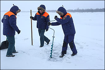 16 января 2018 г., Барнаул. Екатерина Смолихина   Спасатели проводят контрольные замеры толщины льда в преддверии Крещения 
