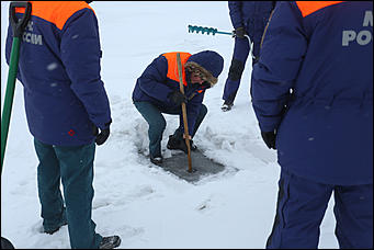 16 января 2018 г., Барнаул. Екатерина Смолихина   Спасатели проводят контрольные замеры толщины льда в преддверии Крещения 