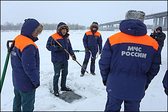 16 января 2018 г., Барнаул. Екатерина Смолихина   Спасатели проводят контрольные замеры толщины льда в преддверии Крещения 