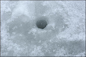 16 января 2018 г., Барнаул. Екатерина Смолихина   Спасатели проводят контрольные замеры толщины льда в преддверии Крещения 