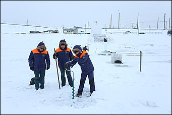 16 января 2018 г., Барнаул. Екатерина Смолихина   Спасатели проводят контрольные замеры толщины льда в преддверии Крещения 