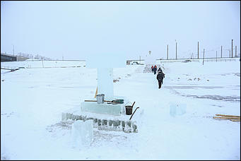 16 января 2018 г., Барнаул. Екатерина Смолихина   Спасатели проводят контрольные замеры толщины льда в преддверии Крещения 