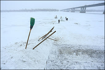 16 января 2018 г., Барнаул. Екатерина Смолихина   Спасатели проводят контрольные замеры толщины льда в преддверии Крещения 