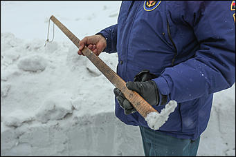 16 января 2018 г., Барнаул. Екатерина Смолихина   Спасатели проводят контрольные замеры толщины льда в преддверии Крещения 