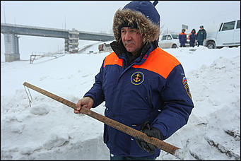 16 января 2018 г., Барнаул. Екатерина Смолихина   Спасатели проводят контрольные замеры толщины льда в преддверии Крещения 