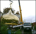 23 мая 2009 г., Барнаул   Установка позолоченного купола на Знаменском храме в Барнауле