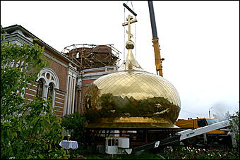 23 мая 2009 г., Барнаул   Установка позолоченного купола на Знаменском храме в Барнауле