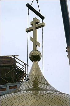 23 мая 2009 г., Барнаул   Установка позолоченного купола на Знаменском храме в Барнауле