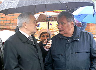 23 мая 2009 г., Барнаул   Установка позолоченного купола на Знаменском храме в Барнауле