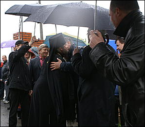 23 мая 2009 г., Барнаул   Установка позолоченного купола на Знаменском храме в Барнауле