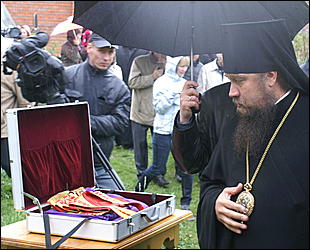 23 мая 2009 г., Барнаул   Установка позолоченного купола на Знаменском храме в Барнауле