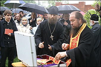 23 мая 2009 г., Барнаул   Установка позолоченного купола на Знаменском храме в Барнауле