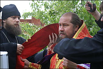 23 мая 2009 г., Барнаул   Установка позолоченного купола на Знаменском храме в Барнауле