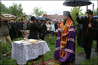 23 мая 2009 г., Барнаул   Установка позолоченного купола на Знаменском храме в Барнауле