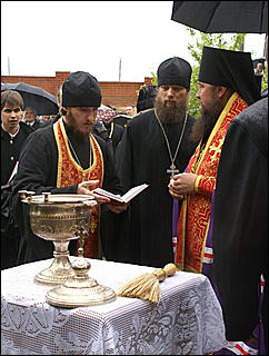 23 мая 2009 г., Барнаул   Установка позолоченного купола на Знаменском храме в Барнауле