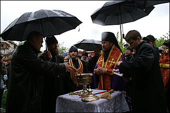 23 мая 2009 г., Барнаул   Установка позолоченного купола на Знаменском храме в Барнауле