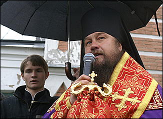 23 мая 2009 г., Барнаул   Установка позолоченного купола на Знаменском храме в Барнауле