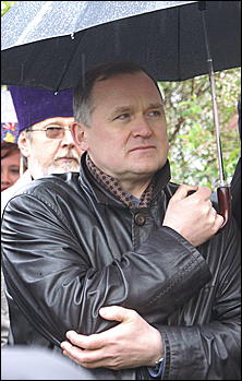 23 мая 2009 г., Барнаул   Установка позолоченного купола на Знаменском храме в Барнауле